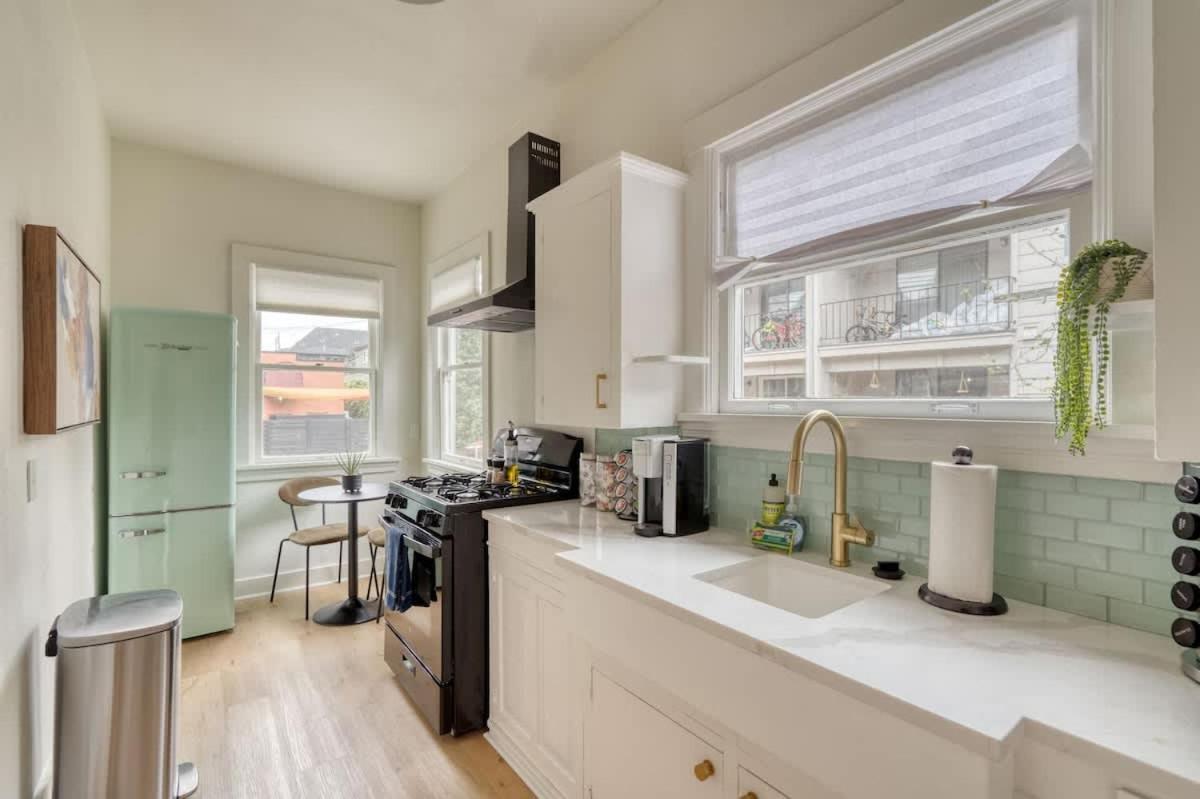 - The Sullivan's Gulch - 94 Walkscore Apartment
